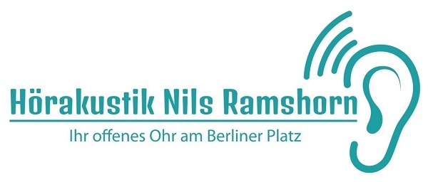 Logo von Hörakustik Nils Ramshorn mit stilisiertem Ohr und Slogan am Berliner Platz.